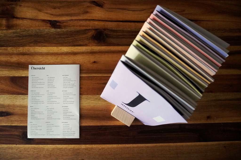 Kochbuch mit aufstellen und Übersicht.