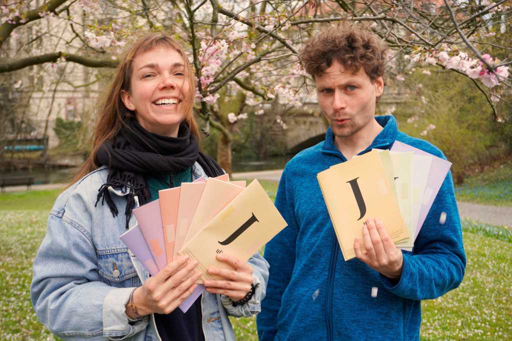 Mona und Kevin präsentieren das Kochbuch.